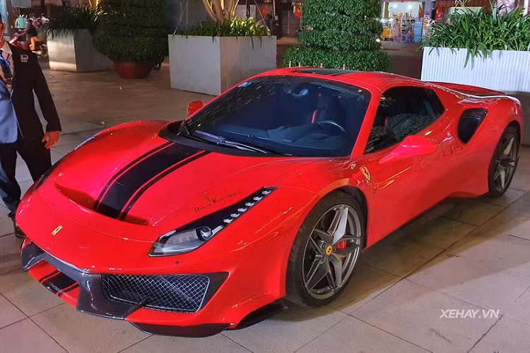Hiện chưa rõ giá của 488 Pista Spider tại Việt Nam là bao nhiêu nhưng chắc chắn nó sẽ cao hơn so với mức giá tại "hàng xóm" Thái Lan. Ở xứ sở chùa Vàng, Ferrari 488 Pista Spider có giá từ 24 tỷ đồng, đắt gấp 3 lần so với giá xe tại Mỹ - 350.000 USD (khoảng 8,13 tỷ đồng).