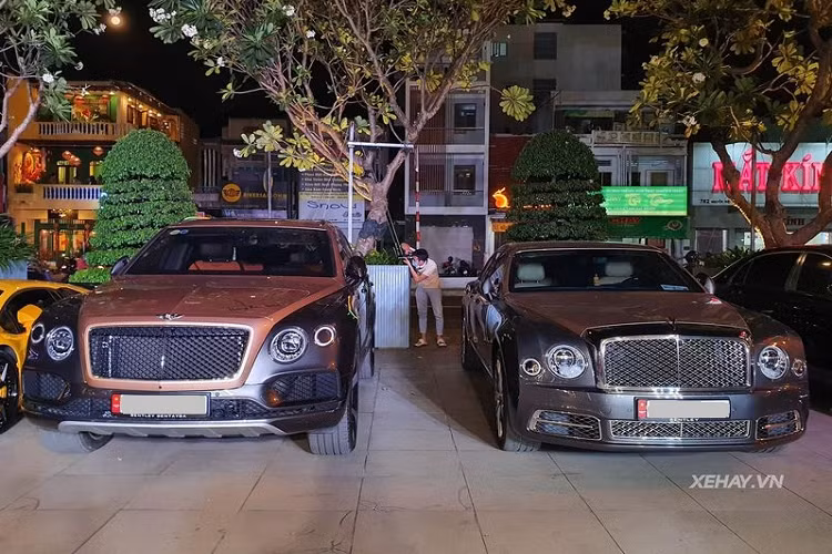Không xa hoa và hào nhoáng như những siêu xe bên cạnh, cặp đôi Bentley Mulsanne và Bentley Bentayga V8 vẫn rất thu hút bởi sự lịch lãm và sang trọng đúng với khí chất của thương hiệu xe sang hàng đầu thế giới. Lần tụ họp này còn bất ngờ có sự góp mặt của một chiếc Mercedes-Maybach S450 màu đen.