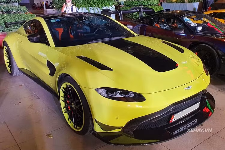 Một điều thú vị khác của chiếc Aston Martin V8 Vantage này là màu sơn ngoại thất xanh lá kết hợp vàng chanh (Lime Essence). Đây là màu bản sắc của Aston Martin V8 Vantage và được lấy cảm hứng từ màu đặc trưng của xe đua Aston Martin Racing (AMR). Cung cấp sức mạnh cho Vantage là khối động cơ V8 4.0L cho công suất 510 mã lực và mô-men xoắn 685 Nm, giúp xe tăng tốc 0-100 km/h chỉ trong 3,6 giây. Đây là chiếc Aston Martin V8 Vantage chính hãng đầu tiên tại Việt Nam và cũng được anh Khánh ra biển trắng với giá bán khoảng 15 tỷ đồng.