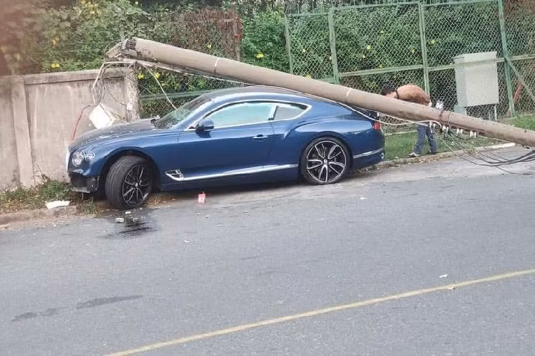 Vị trí Bentley Continental GT tai nạn là đoạn cua gắt trong KCX Tân Thuận, có thể người cầm lái đã không làm chủ tốc độ khi vào cua và đâm vào cột điện bên đường.