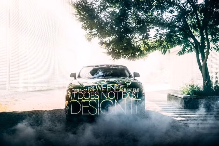Được biết, Rolls-Royce Spectre 2023 mới được phát triển trên nền tảng Architecture of Luxury, tương tự với Phantom, Cullinan và Ghost. Giám đốc điều hành Rolls-Royce - Torsten Müller-Ötvös giải thích rằng nền tảng này có thể mở rộng và linh hoạt, cho phép sử dụng trong nhiều phân khúc xe khác nhau.