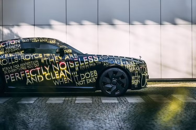 Spectre mang kiểu dáng giống như một chiếc coupe Rolls-Royce Wraith. Đây là điểm duy nhất được hé lộ, còn thông tin về hệ thống truyền động cũng như nội thất của chiếc xe trong tương lai vẫn được hãng giữ bí mật hoàn toàn.