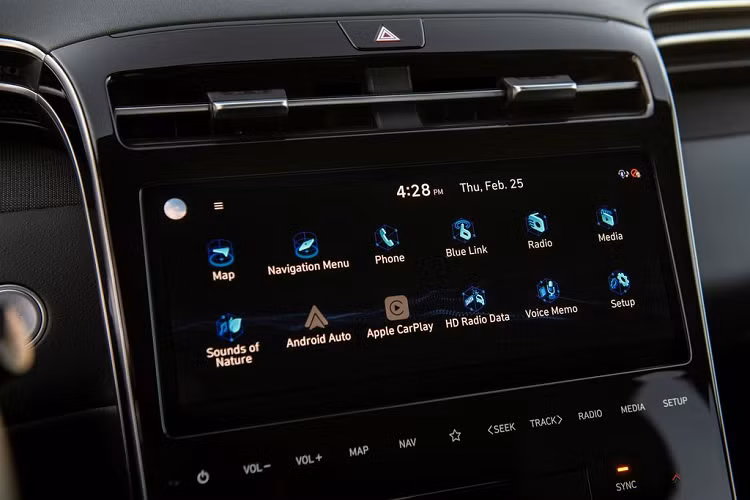 Về ngoại thất, dễ dàng nhận thấy Hyundai Santa Cruz thừa hưởng thiết kế lưới tản nhiệt từ người anh em Hyundai Tucson thế hệ mới. Lưới tản nhiệt hình thang kết hợp cụm đèn LED chạy ban ngày kiểu bậc thang khá ấn tượng. Giống với Santa Fe và Kona, Hyundai Santa Cruz cũng có đèn pha được đặt thấp xuống dưới.