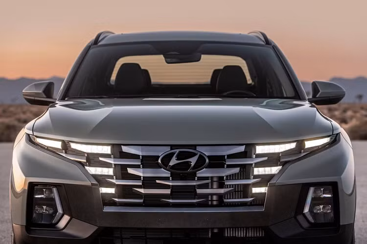 Về nội thất, Santa Cruz được trang bị màn hình thông tin giải trí 8 inch tiêu chuẩn, hỗ trợ Apple CarPlay và Android Auto. Nếu muốn, khách hàng có thể nâng cấp lên thành màn hình 10 inch. Nhiều thông tin cho rằng Hyundai Santa Cruz cũng sẽ có thêm những trang bị như hệ thống giải trí âm thanh Harman / Kardon, sạc không dây, cột phát sóng di động.