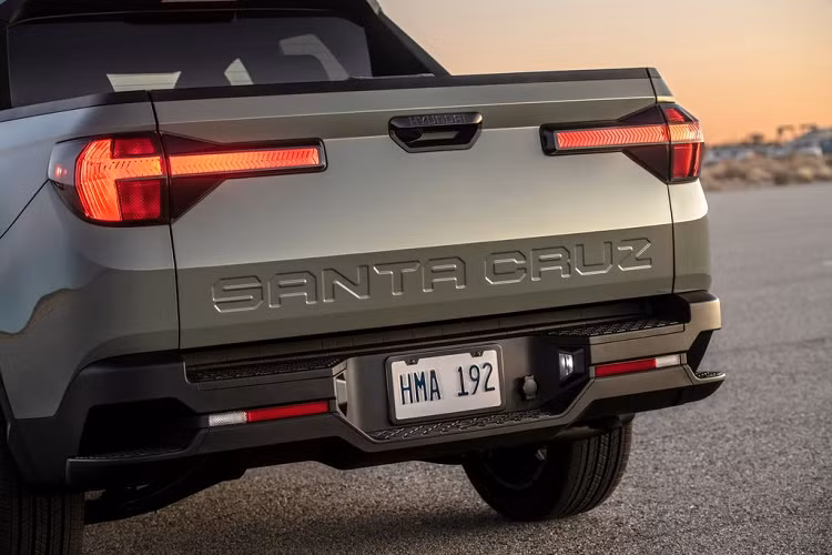 Đèn hậu của Santa Cruz là một dải LED chữ T kéo dài từ thân sang phần nắp thùng tải. Tên Hyundai được khắc trên nắp tay nắm thùng còn tên Santa Cruz được khắc khá lớn phía dưới. Cản sau dày làm tăng thêm sự mạnh mẽ cho xe. Đặc biệt, thùng tải của Hyundai Santa Cruz có một ngăn chứa ẩn bên dưới. Chiều dài của thùng là 1.323mm và Hyundai cũng hứa hẹn sẽ cung cấp nhiều trang bị cho khu vực này.