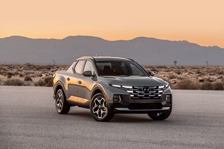 Hyundai đã tổ chức buổi lễ kỷ niệm chiếc xe bán tải đầu tiên lăn bánh khỏi dây chuyền sản xuất hết sức long trọng trước sự chứng kiến của rất nhiều phóng viên và họ cũng đã được tận mắt chứng kiến quy trình sản xuất của chiếc Hyundai Santa Cruz 2022 mới.