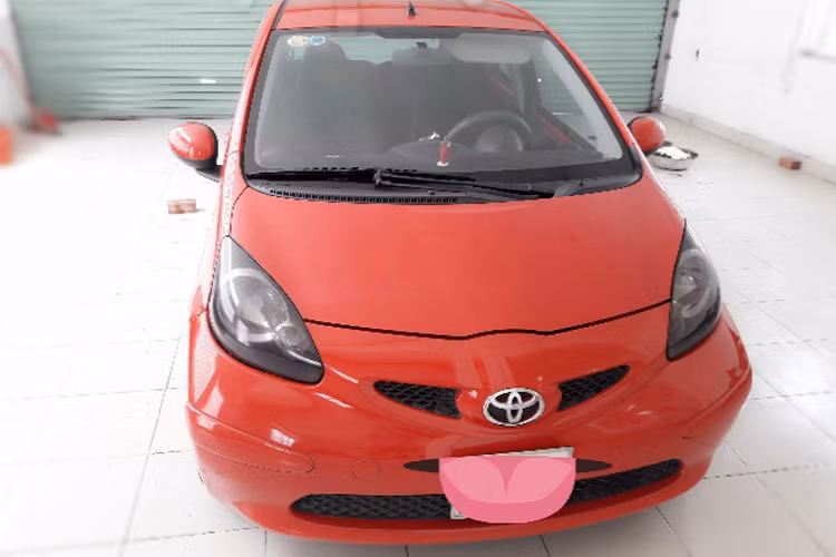 Rất tiếc, mẫu xe Aygo trong bài viết thuộc phiên bản số sàn, chính vì thế nó hơi kén người đi, không phù hợp với các chị em. Ngoài ra, hệ thống lái của Toyota Aygo được thiết kế để lái rất nhẹ nhàng giúp dễ dàng di chuyển trong đô thị, tuy nhiên không có vững vàng khi đi ở tốc độ cao.