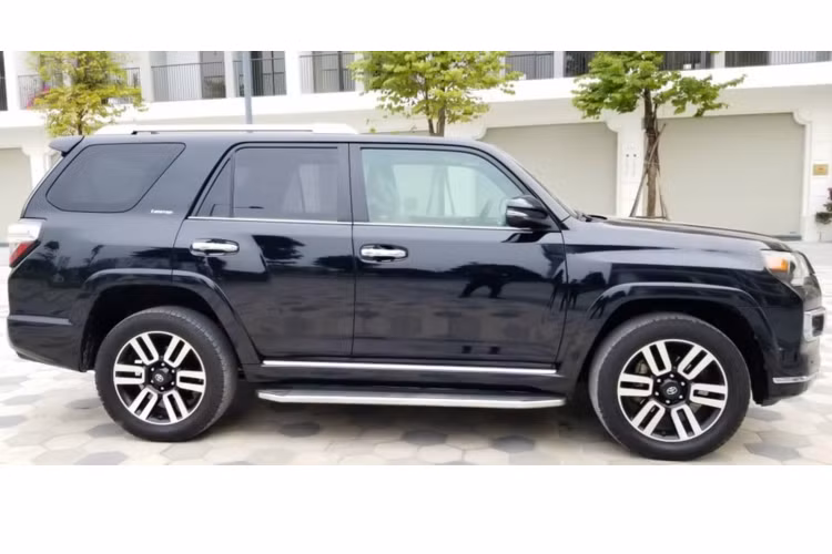 Bên dưới nắp ca-pô của 4Runner sử dụng động cơ Xăng V6 dung tích 4.0L, DOHC, hút khí tự nhiên (N/A) cho công suất tối đa 270 mã lực tại 5.600 vòng/phút và mô-men xoắn cực đại 376Nm từ 4.400 vòng/phút. Sức mạnh được truyền xuống bốn bánh (4WD), thông qua hộp số tự động 5 cấp (ECT-i).