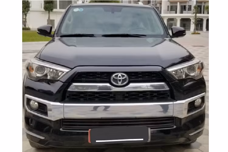 Máy lớn và “xác nặng”, chính vì thế 4Runner “ăn uống” xăng khá nhiều, nhưng đối với những khách hàng chơi SUV Toyota 4Runner hay Land Cruiser thì chi phí nhiên liệu không đáng bận tâm. Dẫu vậy, đối với những khách hàng thực dụng, đặt nặng chuyện “xăng cộ” thì có thể bỏ qua dòng xe này. Bên cạnh đó, Runner là một mẫu xe dành cho thị trường Mỹ, nên người mua phải cân nhắc về chuyện phụ tùng thay thế, vì có thể không có sẵn, không được hỗ trợ tối ưu như xe nhập chính hãng.