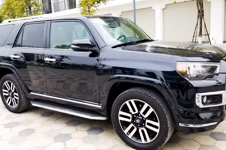 Trong khi thế hệ thứ 5 mới được đưa về nước với số lượng khá hạn chế bao gồm xe nhập tư và xe ngoại giao thanh lý. Đa số khách hàng sở hữu xe Toyota 4Runner đời cao tại Việt Nam đều giữ dùng, ít có nhu cầu bán lại.