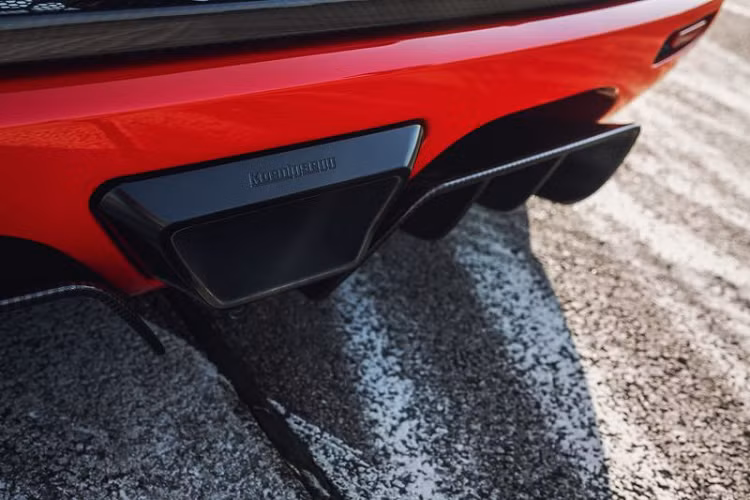Để thỏa mãn tất cả các yêu cầu của vị khách hàng này, Koenigsegg đã trang bị một chiếc mui xe hoàn toàn mới với phần trung tâm được hoàn thiện bằng sợi carbon.