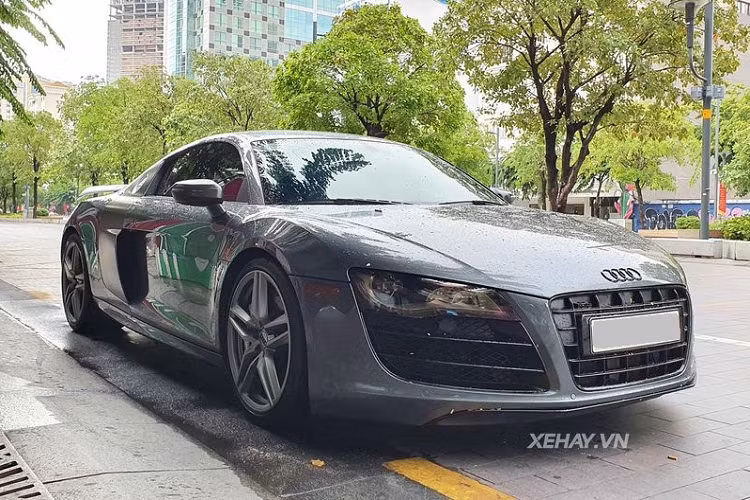 Được đưa về nước dưới dạng tư nhân vào đầu năm 2012, chiếc Audi R8 V10 đời đầu này có một trang bị "độc nhất vô nhị", không đụng hàng với bất kỳ siêu xe nào khác ở Việt Nam, đó là hộp số sàn 6 cấp S Tronic.