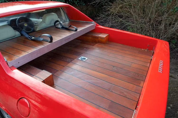 Thực tế đúng là có một chiếc bán tải Ferrari 412 đời 1985 tồn tại, và thậm chí nó còn đang được chào bán đấu giá với giá dự kiến khoảng 20.000 – 27.000 USD (khoảng trên 600 triệu đồng). Nó là một chiếc Ferrari 412 1985 mà đã được biến đổi thành một chiếc bán tải hồi năm 2014 để phục vụ một chương trình truyền hình Ultimate Wheels. Dù bạn có cảm xúc ra sao về chiếc xe, nó đúng thật nổi bật khỏi đám đông vì là chiếc bán tải Ferrari duy nhất trên thế giới.
