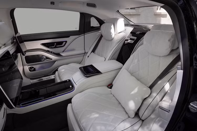 Không hổ danh là sản phẩm của thương hiệu Mercedes-Maybach, ngay từ bản tiêu chuẩn S 580 4Matic 2021, mẫu xe siêu sang này đã có cả "một rừng trang bị". Có thể kể đến một số trang bị đáng chú ý có sẵn trên Mercedes-Maybach S 580 4Matic 2021 ở thị trường Anh như hệ thống thông tin giải trí MBUX, màn hình hiển thị thông tin kính lái HUD, hệ thống âm thanh Burmester cao cấp, ghế mát-xa phía sau, nội thất bọc da cao cấp và ốp gỗ hay hệ thống đèn viền nhiều màu.