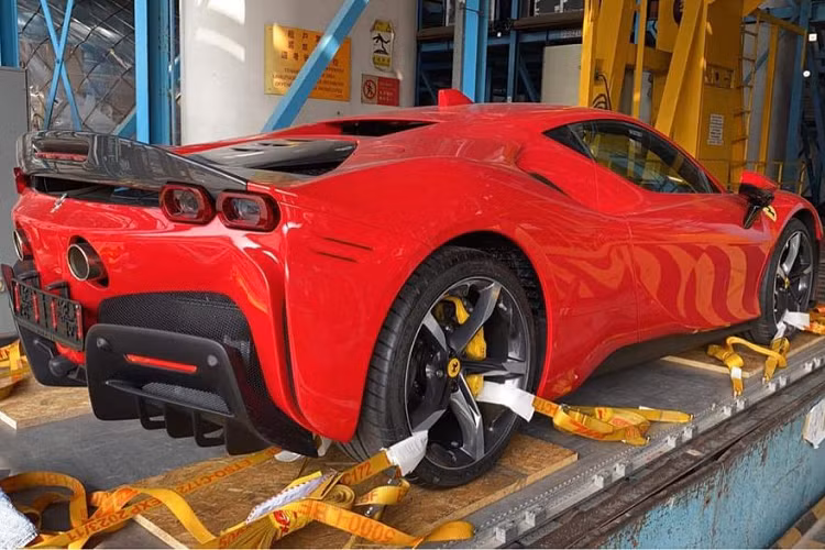 Nếu về nước trong thời gian tới, cả hai siêu xe Ferrari SF90 Stradale và McLaren 765LT có thể sẽ là những mẫu xe đầu tiên có mặt tại Việt Nam. Đây là một thông tin đang được rất nhiều tín đồ 4 bánh trong nước quan tâm bởi tính trong cả khu vực Đông Nam Á, bộ đôi Ferrari SF90 Stradale và McLaren 765LT còn rất hiếm.