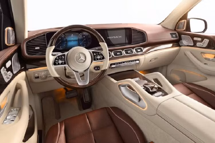 Tuy nhiên, điểm đặc biệt nhất của GLS 600 nằm ở bên trong xe, cụ thể là hàng ghế sau cao cấp có thiết kế giống trên những chiếc Mercedes-Maybach S-Class. Khác với GLS thông thường, GLS 600 chỉ có 2 hàng ghế với 4 chỗ ngồi riêng biệt.