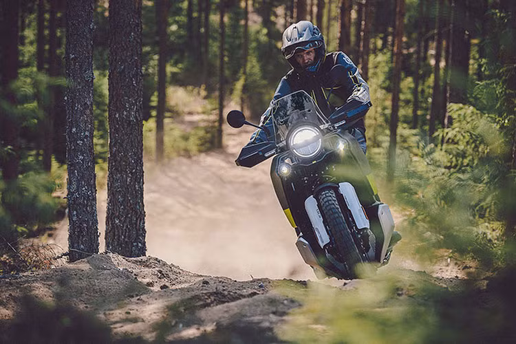 Như đã nói, "Husky" 901 Norden được phát triển từ 890 Adventure, vậy nên động cơ của xe cũng có thiết lập xylanh đôi 889cc, sản sinh công suất 103,6 mã lực và mômen xoắn cực đại 100 Nm.