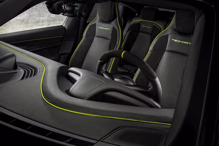 TechArt không "động chạm" tới cỗ máy nằm dưới nắp ca-pô của Porsche Taycan. Turbo S hiện đang là phiên bản mạnh mẽ nhất của Taycan với công suất lên tới 750 mã lực và mô-men xoắn cực đại 1.050 Nm, mẫu xe điện chỉ cần 2,6 giây để tăng tốc từ 0 - 96 km/h trước khi cán tốc độ tối đa 260 km/h.