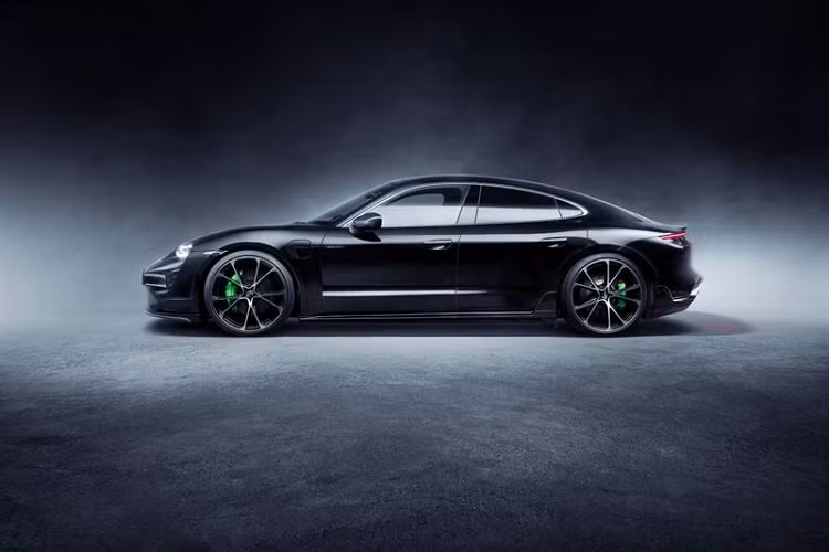 Tại thị trường Việt Nam, mẫu siêu xe điện Porsche Taycan được phân phối chính hãng với 3 phiên bản, giá xe Porsche Taycan Turbo S từ 9,55 tỷ đồng. Xe chạy được 412 km/lần sạc. Taycan là mẫu xe điện đầu tiên của Porsche, vì vậy, giới nhà giàu Việt Nam cũng rất có hứng thú với mẫu xe này.