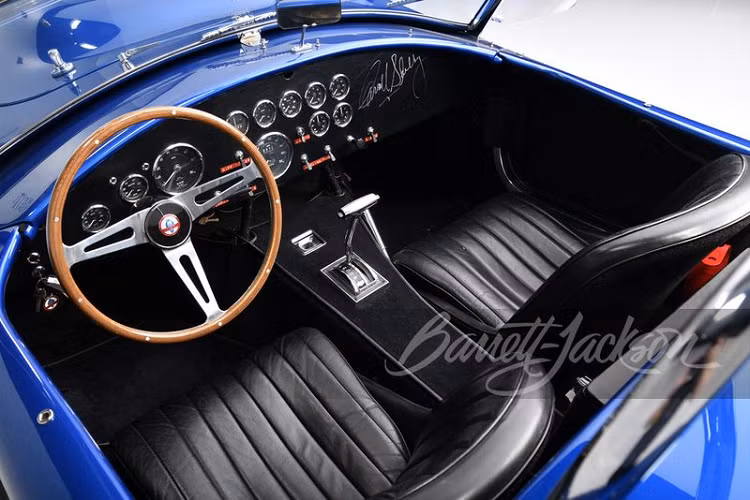 Theo Barrett-Jackson - lễ hội đấu giá thường niên ở Mỹ, ban đầu Shelby Cobra 427 Super Snake này chỉ là một trong số ít những chiếc Competition Cobra Roadster được chế tạo và tham gia một chuyến đi quảng bá ở châu Âu.