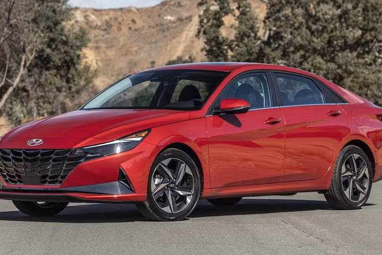  6. Hyundai Elantra / Hyundai Avante (5.124 chiếc) Là mẫu sedan cỡ C đình đám của người Hàn, Hyundai Elantra có doanh số tới 5.124 xe trong tháng 2/2021, xếp ở vị trí số 6 trong bảng xếp hạng.