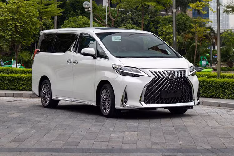 1. Lexus LM (Giá từ 6,8 tỷ đồng) Lexus LM chính hãng được ra mắt thị trường Việt Nam vào hồi giữa tháng 5 vừa qua với duy nhất 1 biến thể là LM 350 và 2 phiên bản, bao gồm bản 7 chỗ và bản 4 chỗ. Đi kèm với đó còn là mức giá dao động từ 6,8 - 8,2 tỷ đồng, đây cũng là mức giá cao nhất trong nhóm xe MPV hạng sang tại Việt Nam hiện nay.