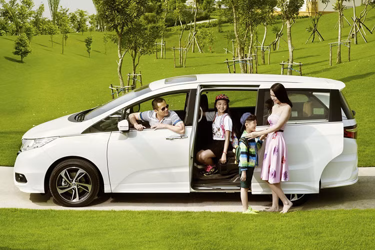 Trên phiên bản Luxury, Peugeot Traveller có cấu hình 7 chỗ ngồi và trên phiên bản Premium, xe có cấu hình 4+2 chỗ ngồi. Trong đó, Peugeot Traveller Luxury là phiên bản 7 chỗ và được hướng tới dành cho đối tượng khách hàng gia đình, dịch vụ và thương mại...