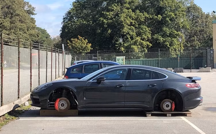 Porsche Panamera bi an trom ca 4 banh, ngay trong bai gui xe-Hinh-3