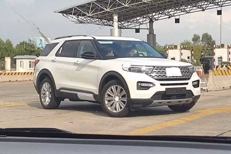 Mới đây, một chiếc Ford Explorer bí ẩn đã được bắt gặp trên cao tốc Hà Nội - Hải Phòng, ngoại thất của chiếc xe giống hệt như Ford Explorer 2022 mới, nhiều khả năng đây là xe chính hãng được nhập từ Mỹ.