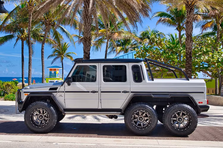 So Flo Jeeps là một hãng độ nổi tiếng với việc nâng cấp trục, bánh xe và các gói hiệu suất cao cấp cho tất cả các loại xe trong 13 năm qua. Ngoài ra, thương hiệu này đồng thời cũng đã tạo ra những chiếc xe 6x6 có tính năng trục giữa cực kỳ độc đáo cũng như giúp đem lại một luồng gió mới cho những người chơi xe ưa thích sự độc đáo. Mercedes G63 AMG độ G63 6x6 chính là một minh chứng cho tay nghề của những người thợ đến từ thương hiệu Mỹ.