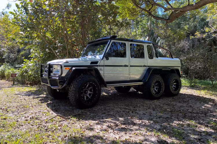 Thương hiệu So Flo Jeeps đồng thời còn cung cấp dịch vụ nâng cấp, chuyển đổi chiếc Mercedes-Benz G-Class thông thường thành phiên bản 6x6 với những trang bị độc đáo theo sở thích cá nhân của chủ sở hữu với giá thành bắt đầu từ 175.000 Đô. Thoạt nhìn, phiên bản độ này và phiên bản gốc cũng không có quá nhiều sự khác biệt ở diện mạo tổng thể hay thiết kế khoang nội thất của xe bởi lẽ bản nâng cấp này cũng được lấy nền tảng từ một chiếc G63 thông thường.