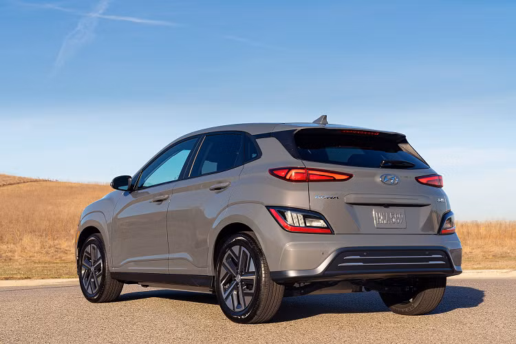 Được giới thiệu vào đầu tháng 9/2020, mẫu xe crossover Hyundai Kona 2022 là phiên bản nâng cấp giữa vòng đời. So với đời trước, Kona 2022 được thay đổi ở các chi tiết nhỏ, không ảnh hưởng đến tổng thể.