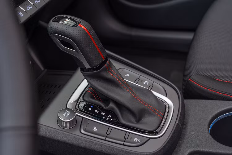 Hyundai Kona 2022 đi kèm động cơ 2.0L 4 xy-lanh, sản sinh công suất 147 mã lực và mô-men xoắn 179 Nm. Động cơ này kết hợp với hộp số vô cấp và hệ dẫn động 4 bánh.