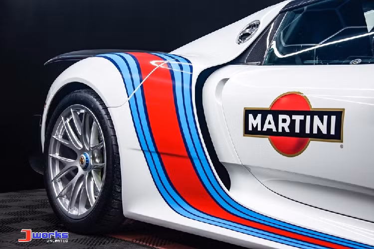 Những chiếc giá xe Porsche 918 Spyder lúc mới ra mắt có mức bán ra gần 1 triệu đô la nhưng hiện tại, để mua 1 chiếc xe 918 Spyder đáp ứng 2 tuỳ chọn như siêu phẩm ở Philippines các đại gia phải bỏ ra số tiền khoảng 2,19 triệu đô la, tương đương 51,05 tỷ đồng.