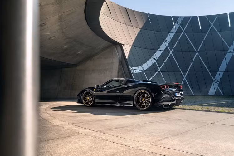 Ngoài ra, Novitec cũng trang bị cho F8 Spider bộ la-zăng mới từ Vossen, kích thước 21 inch ở phía trước và 22 inch ở phía sau, bọc trong lốp hiệu suất 255/30 ZR 21 và 335/25 ZR 22.