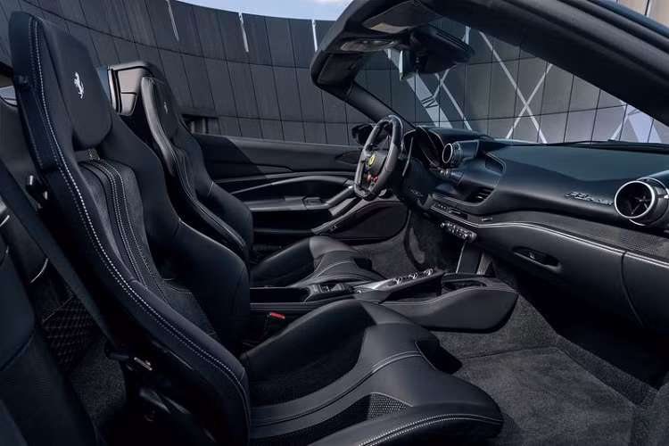 Chưa hết, Ferrari F8 Spider còn được hưởng lợi từ hệ thống lò xo thể thao Novitec, hệ thống treo được hạ thấp 35 mm giúp cải thiện khả năng xử lý và hệ thống treo thủy lực giúp nâng trục trước thêm 40 mm nhằm bảo vệ bộ chia sợi carbon đắt đỏ khỏi các gờ giảm tốc.
