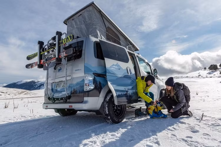 Concept e-NV200 Winter Camper có trang bị hệ truyền động điện giống như ở phiên bản sản xuất hiện tại, tương đương một cụm pin 40 kWh mang tới cự li di chuyển khoảng 300 km.