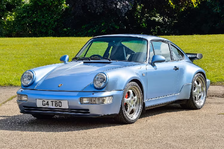 Trong buổi đấu giá của Tạp chí Collective Cars diễn ra vào tuần trước, một chiếc Porsche 911 mã 964 đã được bán thành công với mức giá lên đến 439.099 USD. Điều khiến chiếc xe này có mức giá như vậy nhờ vào lịch sử huy hoàng của nó.