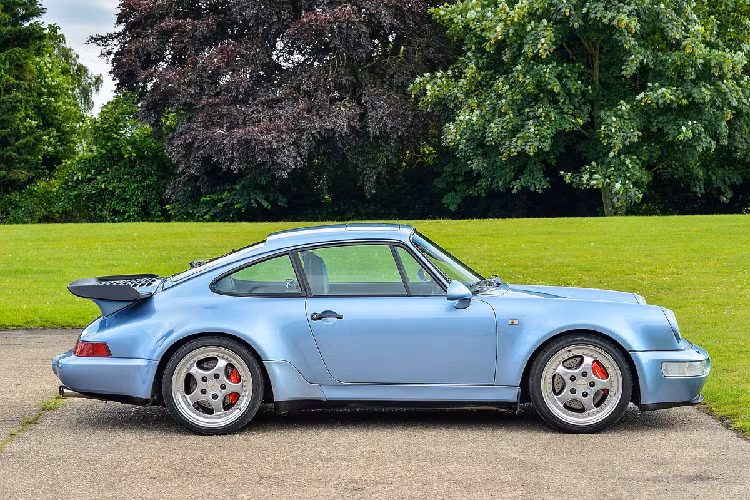 Mặc dù đã có tuổi đời lên đến 27 năm, chiếc xe thể thao Porsche 964 của Đức chỉ mới di chuyển với quãng đường vỏn vẹn 31.033 km.