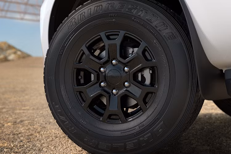 Động cơ này có sức mạnh thấp hơn bản Wildtrak X sử dụng động cơ diesel tăng áp kép 2.0L. Dù dung tích thấp hơn, động cơ của Wildtrak X cho ra công suất lớn hơn - 210 mã lực, mô-men xoắn 500 Nm.