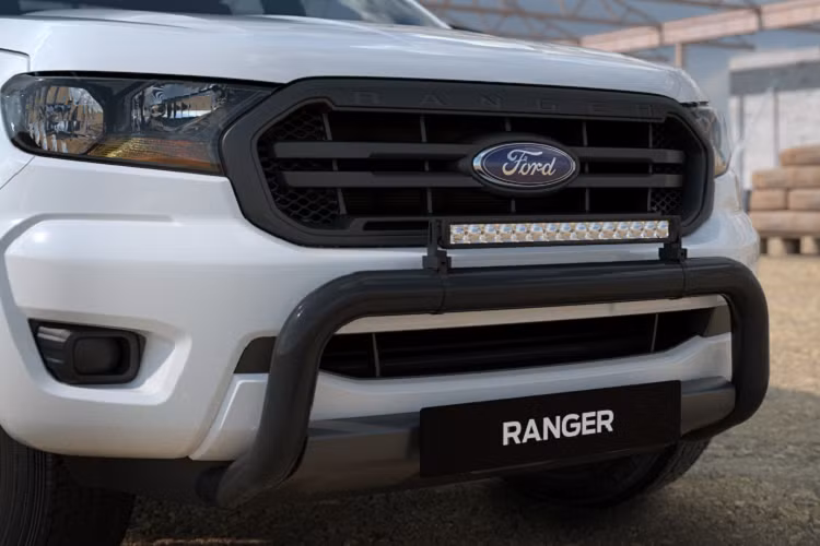 Cụ thể, Ranger Tradie có thêm cản trước cỡ lớn, một thanh LED trợ sáng dài 20,5 inch gắn ngay phía trên, bậc lên xuống màu đen, tời kéo, mâm xe hợp kim 16 inch sơn đen bóng… Chiếc bán tải có các tùy chọn màu gồm trắng, đỏ, xám, bạc, xanh và đen.
