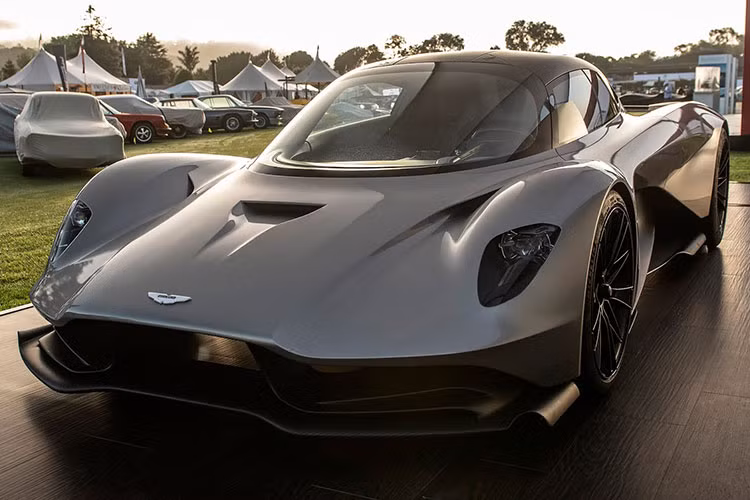 Khối động cơ tăng áp kép trên siêu xe Aston Martin Valhalla mới kết hợp với 2 động cơ điện chia đều ở mỗi trục, cho tổng công suất lên tới 937 mã lực và mô-men xoắn cực đại 1.000 Nm.