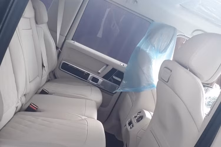 Bên trong khoang lái chiếc SUV hạng sang Mercedes-AMG G63 sở hữu ghế ngồi bọc da màu trắng cùng các đường chỉ may màu quả trám đẹp mắt, các chi tiết bằng kim loại sáng bóng hay cả sợi carbon...