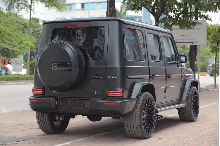 Đã có hơn 100 chiếc xe Mercedes-AMG G63 được mang về nước với nhiều biến thể khác nhau, tuy nhiên, dòng xe này đã nhanh chóng làm cho các đại gia trong nước cảm thấy sợ đụng hàng nếu muốn mua xe SUV hạng sang Mercedes-AMG G63 từ bây giờ. Chính điều này mà các sản phẩm của nhà độ đến từ nước ngoài đã được chú ý và 1 chiếc xe Mercedes-AMG G63 độ Hofele đã xuất hiện tại Hà Nội gây thích thú.