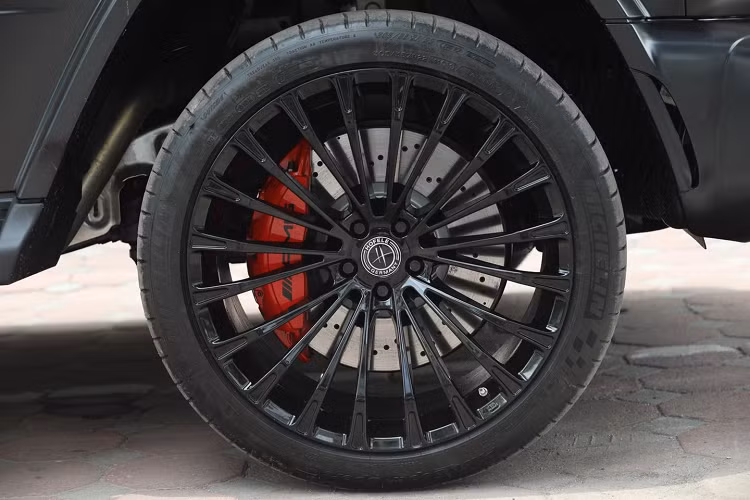 Bên ngoài của Mercedes-AMG G63 khi qua tay hãng độ Hofele được tích hợp thêm đèn trên nóc xe rất hầm hố, chưa hết, cản va trước của xe được sửa đổi thiết kế và kèm theo dải đèn LED. Dễ nhận ra sự thay đổi nhất của Hofele HG63 so với Mercedes-AMG G63 chính là logo ngôi sao 3 cánh quen thuộc bị tháo bỏ và nhường chỗ cho chữ H cầu kỳ của hãng độ Hofele xuất hiện. Chi tiết này cũng xuất hiện trên bánh xe dự phòng được đặt cửa sau của xe.