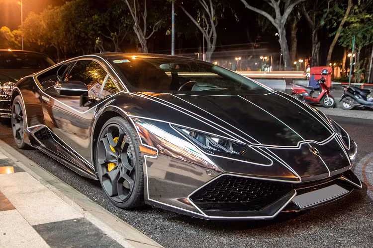 Một chiếc Lamborghini Huracan LP 610-4 hàng hiếm đã được một chủ nhân tại TP.HCM làm mới phần ngoại thất với lớp decal ấn tượng. Cụ thể, toàn bộ phần ngoại thất được hoàn thiện bởi decal màu chrome xám, đi kèm với những đường chỉ màu trắng tạo điểm nhấn.