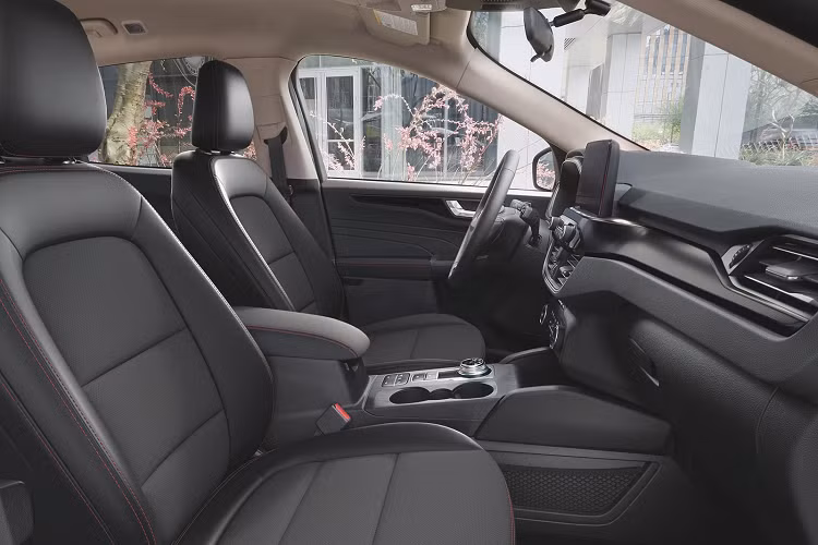 Một vài nâng cấp khác của mẫu xe SUV Ford Escape 2021 có thể kể đến gói trang bị Elite trên bản Titanium với vô-lăng bọc da đục lỗ, màu sắc và vật liệu nội thất mới, hoặc phiên bản SE và SEL có gói trang bị ngoại thất thể thao hơn.
