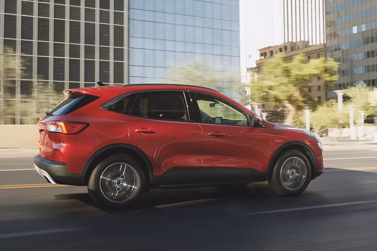 Ngoài ra, mẫu SUV có thể chạy thuần điện hơn 59 km. Bên cạnh các model dùng động cơ hybrid, Ford vẫn cung cấp tùy chọn động cơ xăng tăng áp cho Escape 2021. Danh sách bao gồm phiên bản EcoBoost 1.5L mạnh 181 mã lực,và cấu hình EcoBoost 2.0L với công suất 250 mã lực. Hộp số là loại tự động 8 cấp.