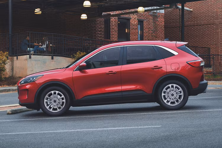 Các model Ford Escape Hybrid và PHEV cùng được trang bị động cơ xăng 2.0L có công suất 165 mã lực, kết hợp với động cơ điện cho ra tổng sức mạnh 200 mã lực. Hộp số là loại vô cấp CVT, biến thể hybrid có thể được trang bị hệ dẫn động AWD trong khi bản PHEV chỉ có tùy chọn dẫn động cầu trước. Mức tiêu thụ nhiên liệu của Ford Escape PHEV theo báo cáo của Cục Bảo vệ Môi trường (EPA) là khoảng 2,35 lít/100 km.