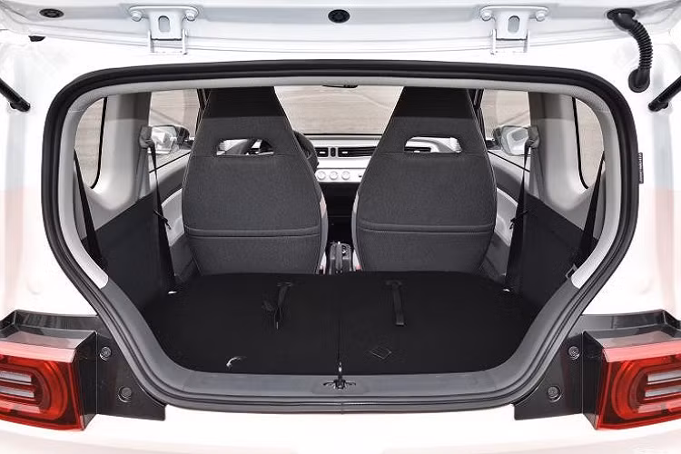 Cũng như bản thường, Wuling Hongguang Mini EV Macaron 2021 được trang bị không gian nội thất 4 chỗ. Vì có kích thước nhỏ, bao gồm chiều dài 2.917 mm, rộng 1.493 mm, cao 1.621 mm và chiều dài cơ sở 1.940 mm, nên mẫu ô tô điện này không có khoang hành lý. Nếu muốn chở đồ, người lái phải gập hàng ghế sau xuống để có khoang hành lý với thể tích 740 lít